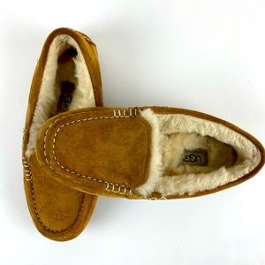 UGG Women Suede Moccasin Slippers on Shoes Size: 6